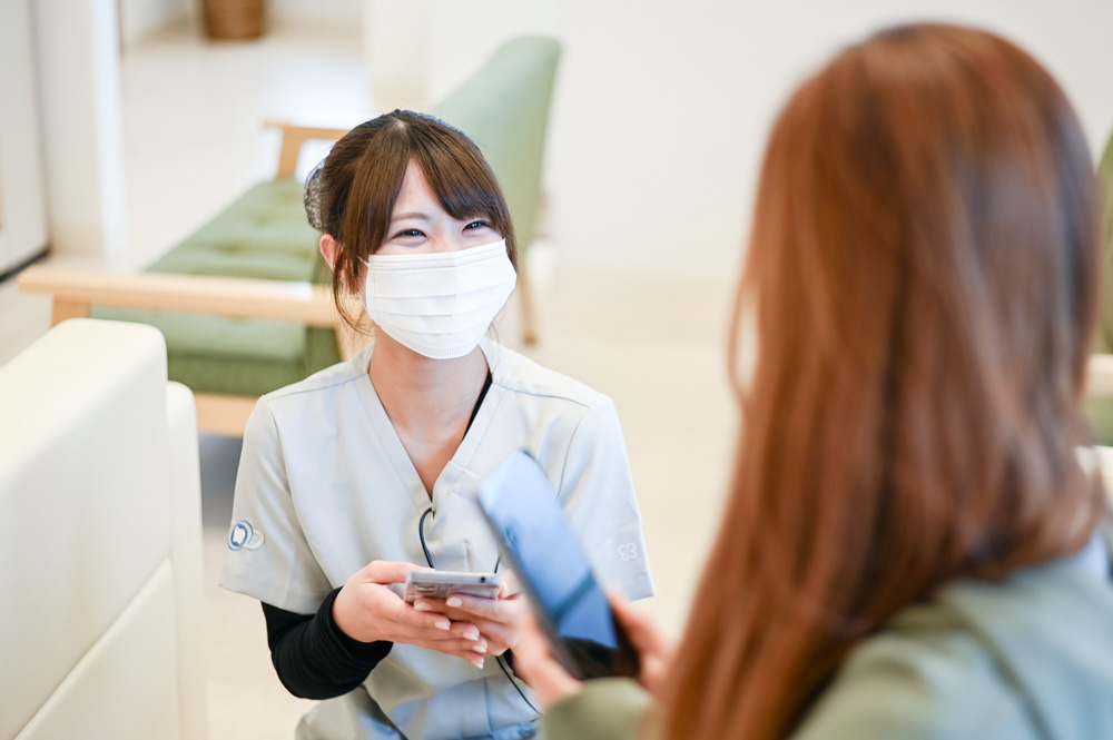 スタッフが患者さまの矯正相談をお受けする様子